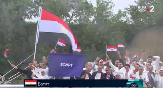 علم مصر  فى يد البعثة المصرية