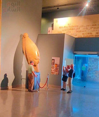 استمتاع-السياح-خلال-زيارة-متحف-الأقصر
