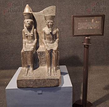 تمثال-مزدوج-للاله-آمون-وزوجته-الآلهة-موت-بمتحف-الأقصر