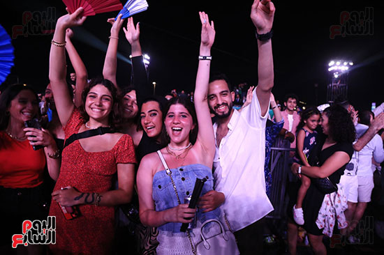 جمهور مهرجان العلمين الجديدة يتفاعل مع تامر حسني (1)