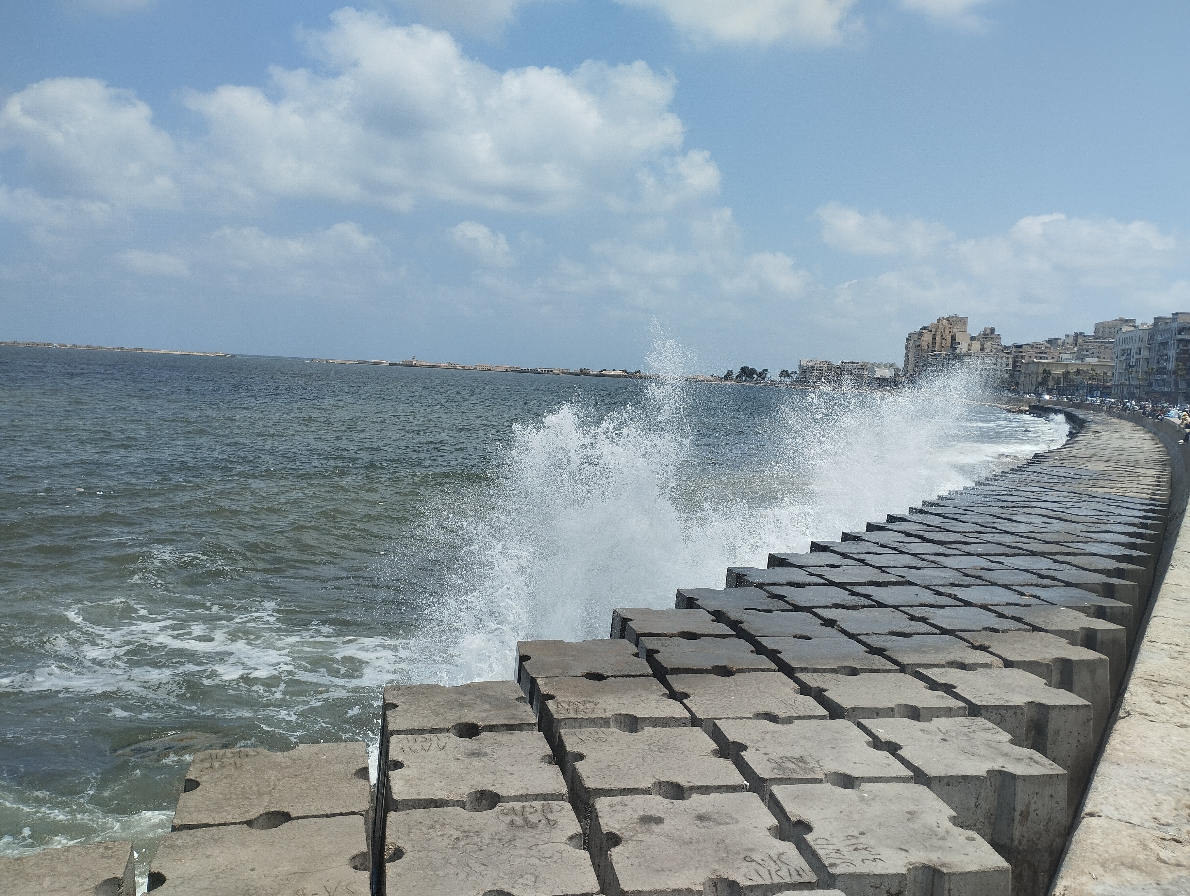 ارتفاع في أمواج البحر المتوسط اليوم