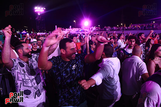 جمهور مهرجان العلمين الجديدة يتفاعل مع تامر حسني (2)