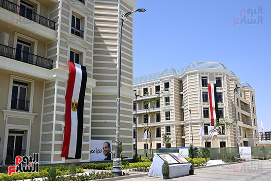 علم مصر يزين عمارات مدينة العلمين