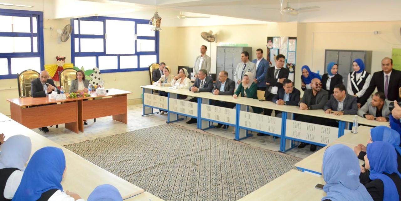 وزير التعليم يجتمع مع عدد من مديرى ووكلاء الإدارات التعليمية وزير التعليم يجتمع مع عدد من مديرى ووكلاء الإدارات التعليمية