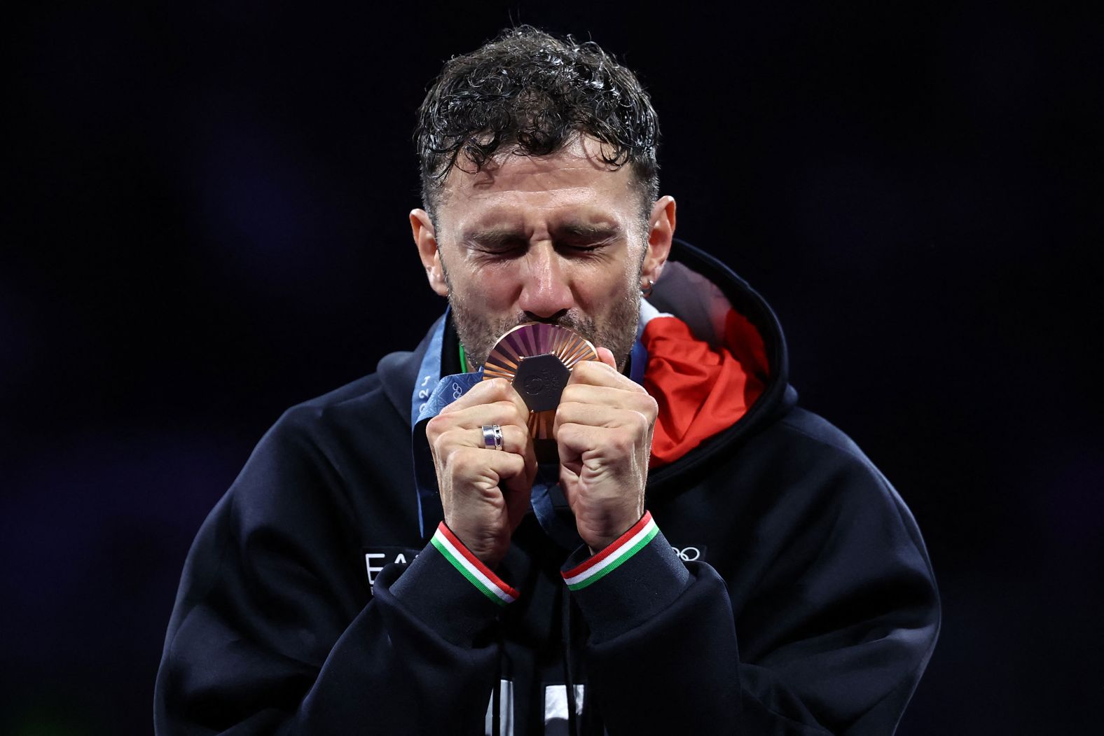 الإيطالي لويجي ساميلي يحتفل بالميدالية الفضية