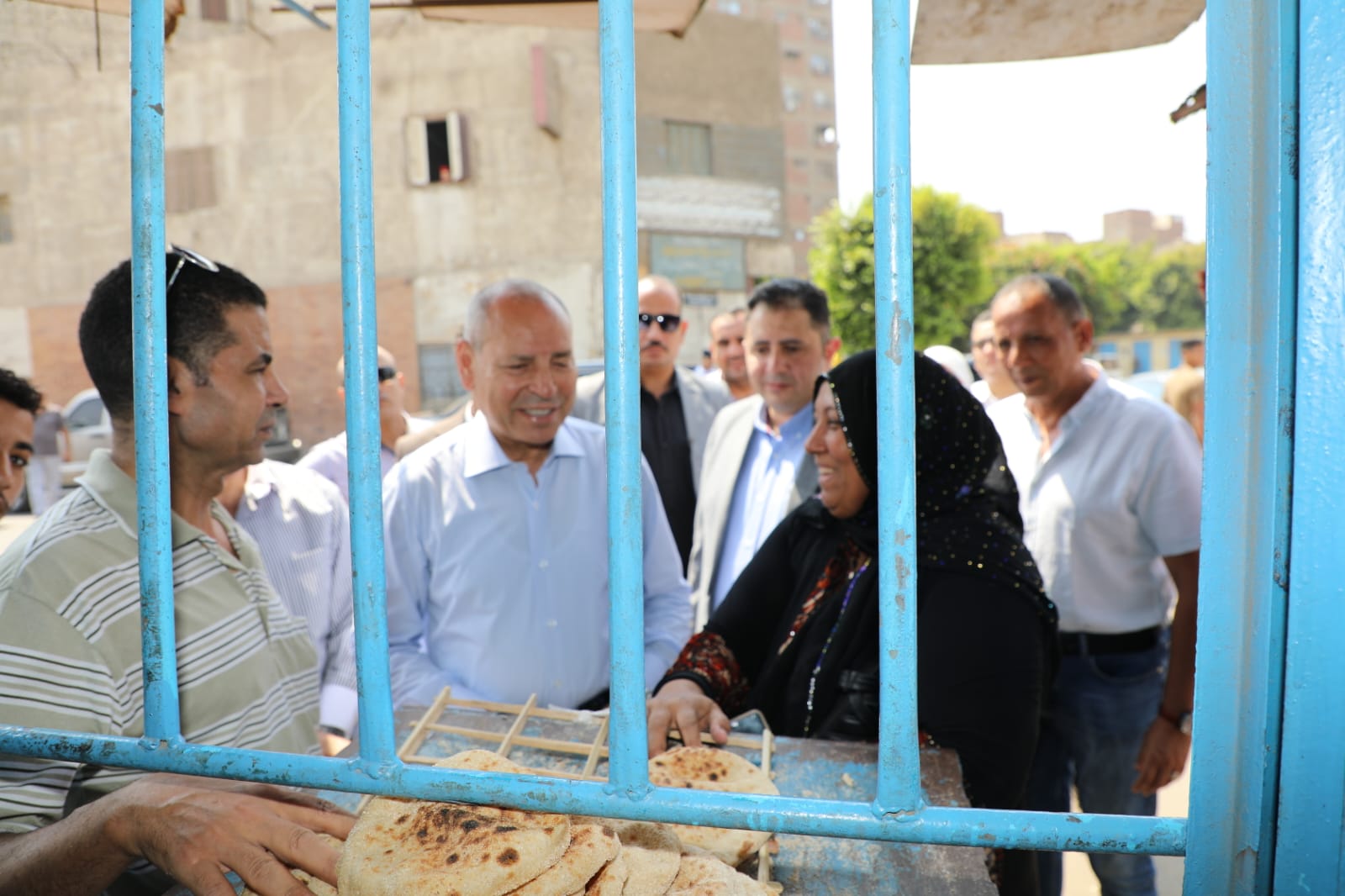 محافظ القاهرة يتفقد الخدمات المقدمة للمواطنين القاطنين بالحى خاصة الخبز .