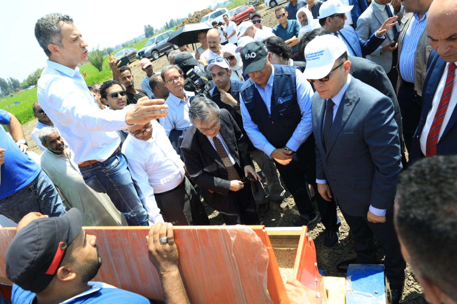 محافظ كفرالشيخ والسفير الياباني يشهدان تشغيل ماكينة زراعة الأرز المطورة