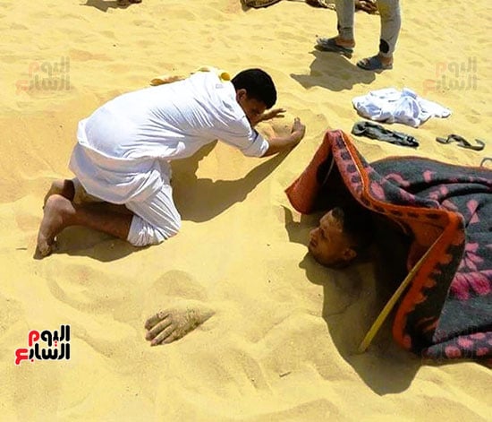 عملية-الدفن-في-الرمال-للعلاج---سيوة
