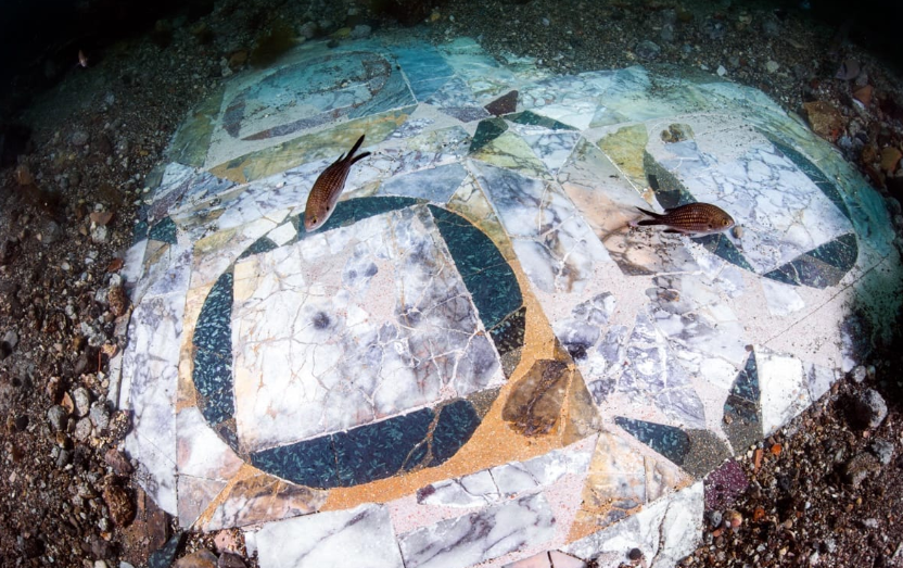 اكتشاف أرضية رومانية تحت الماء