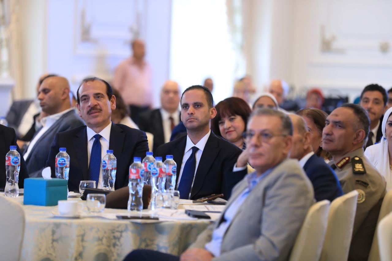 د عمرو قنديل وعدد من مسئولي وزارة الصحة