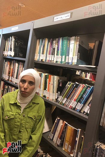 الزميلة إسراء إسماعيل داخل مكتبة رجاء النقاش (2)