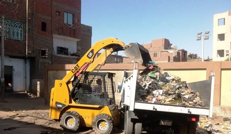 أعمال رفع القمامة من شوارع أسوان (2)