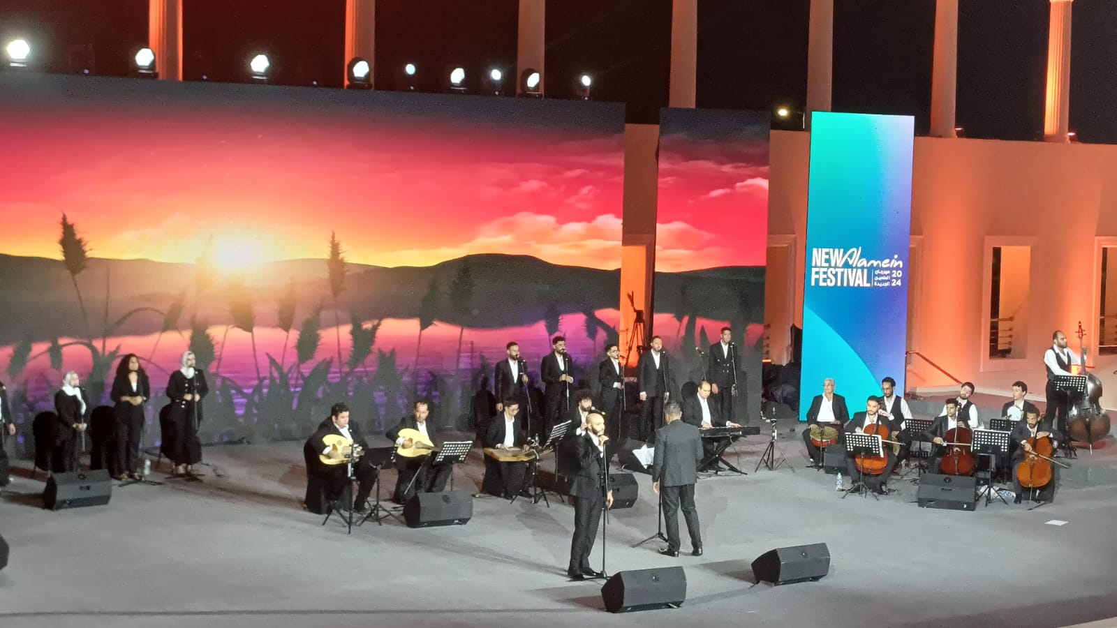 الفرقة المصرية للموسيقى والغناء تتألق بأغاني العندليب بمهرجان العلمين الجديدة (1)