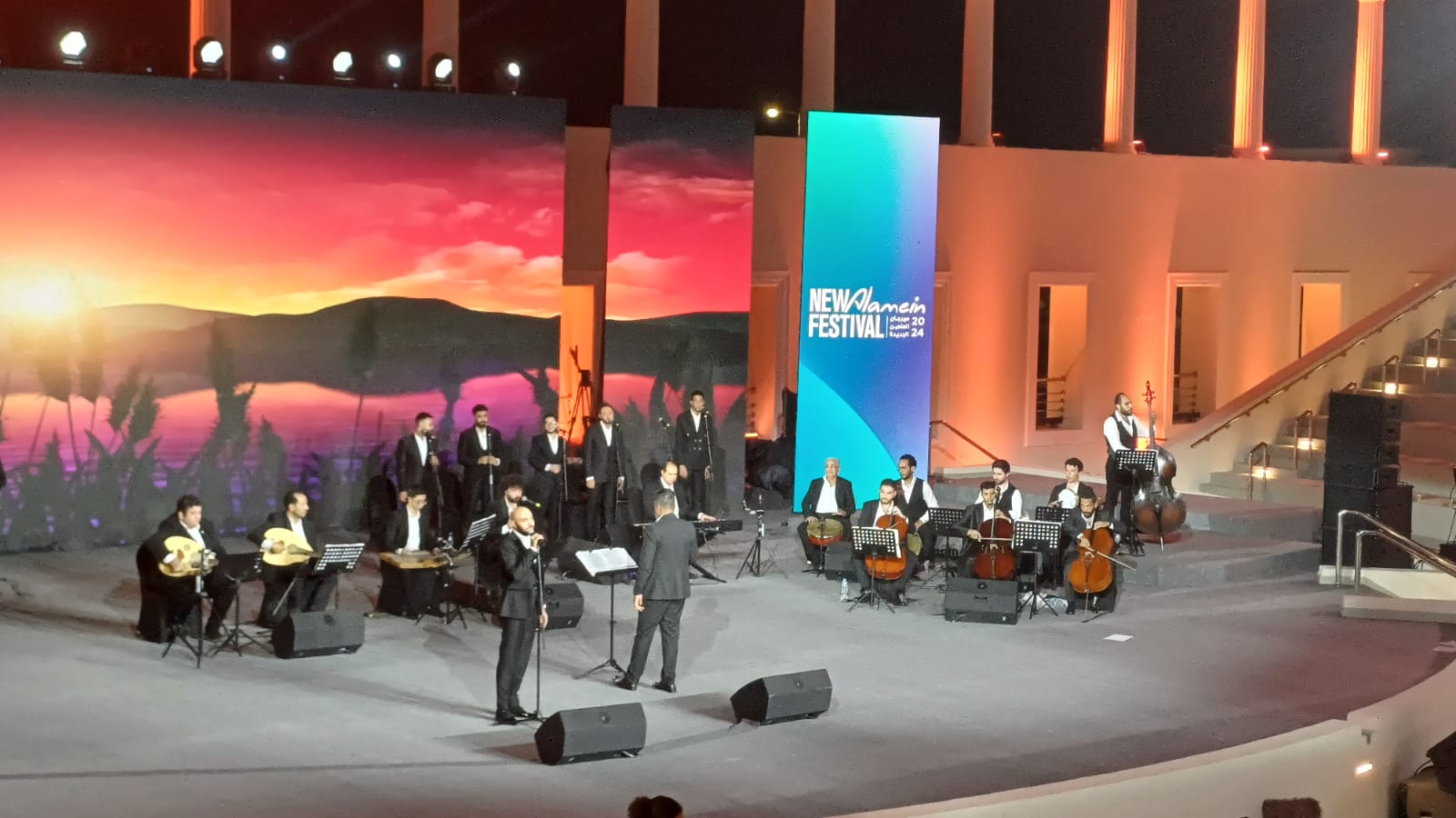 الفرقة المصرية للموسيقى والغناء تتألق بأغاني العندليب بمهرجان العلمين الجديدة (5)