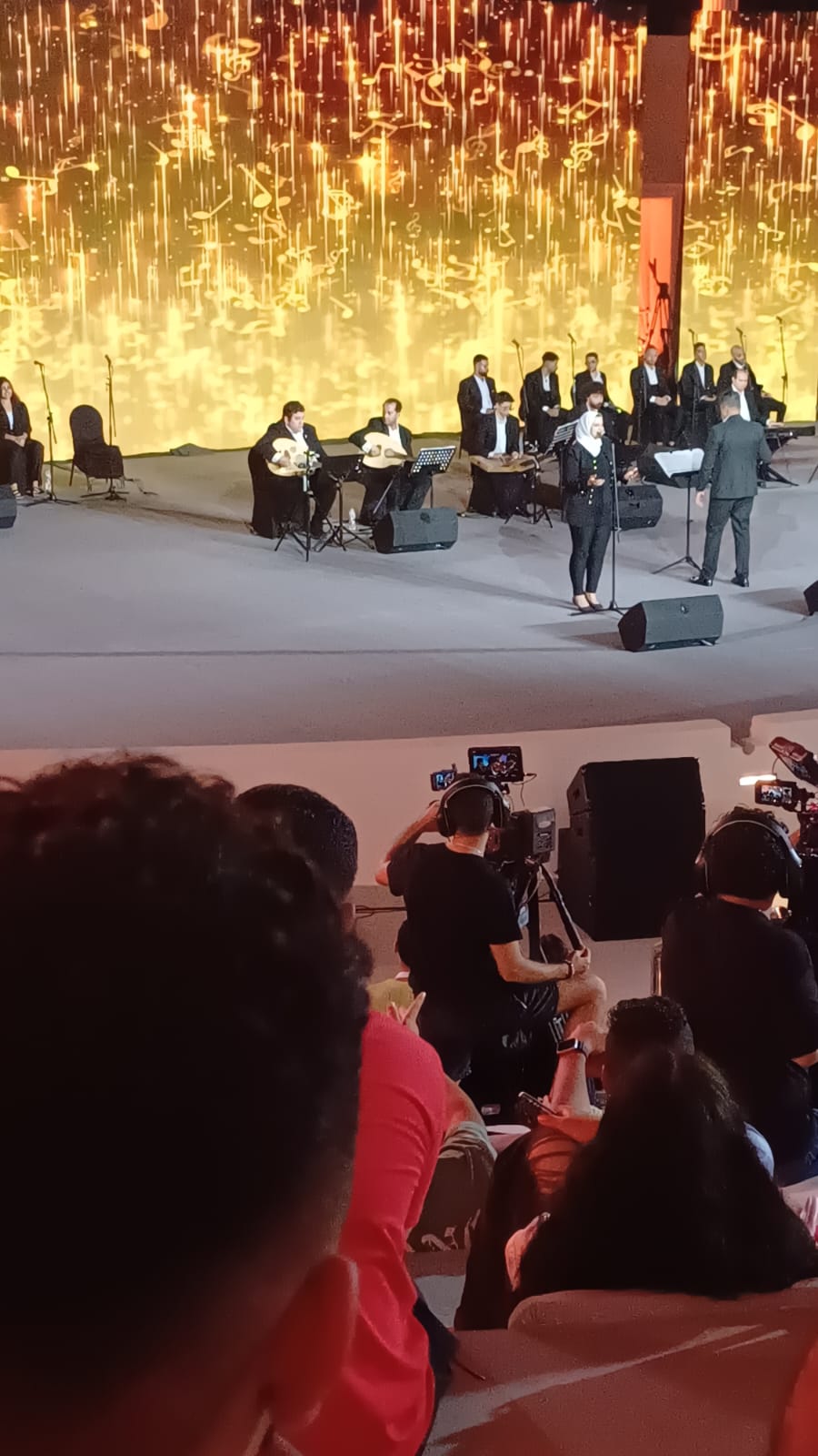 الفرقة المصرية للموسيقى والغناء تقدم أغنية زي العسل لصباح بحفل مهرجان العلمين الجديدة (2)