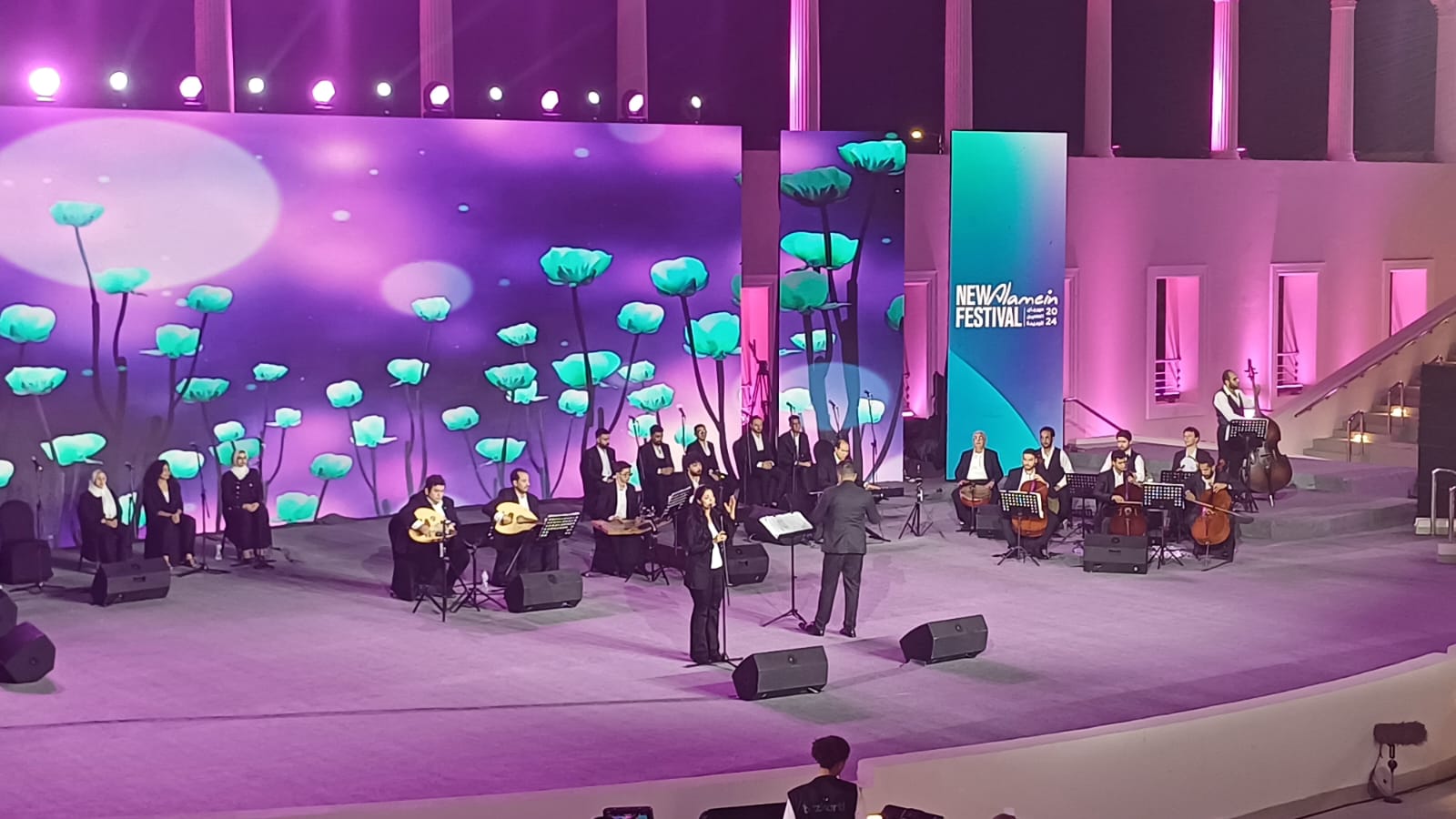 الفرقة المصرية للموسيقى والغناء تغني الطير المسافر لنجاة بحفل مهرجان العلمين الجديدة (1)