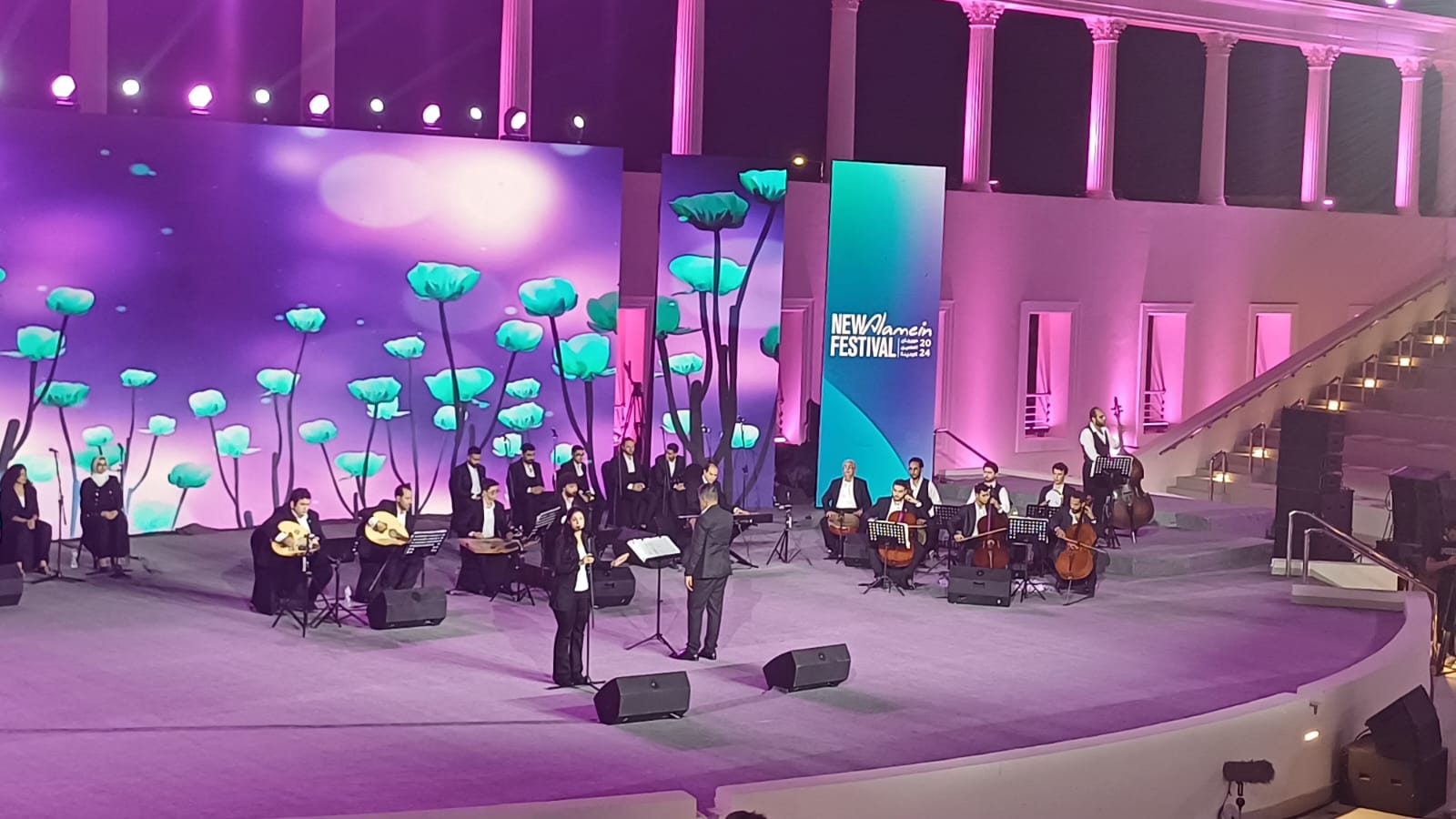 الفرقة المصرية للموسيقى والغناء تغني الطير المسافر لنجاة بحفل مهرجان العلمين الجديدة (3)