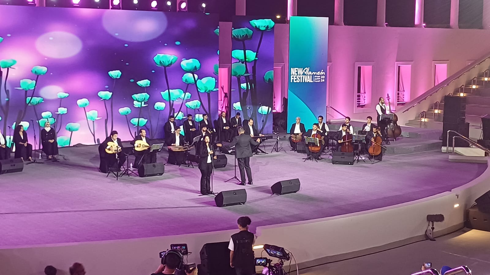 الفرقة المصرية للموسيقى والغناء تغني الطير المسافر لنجاة بحفل مهرجان العلمين الجديدة (2)