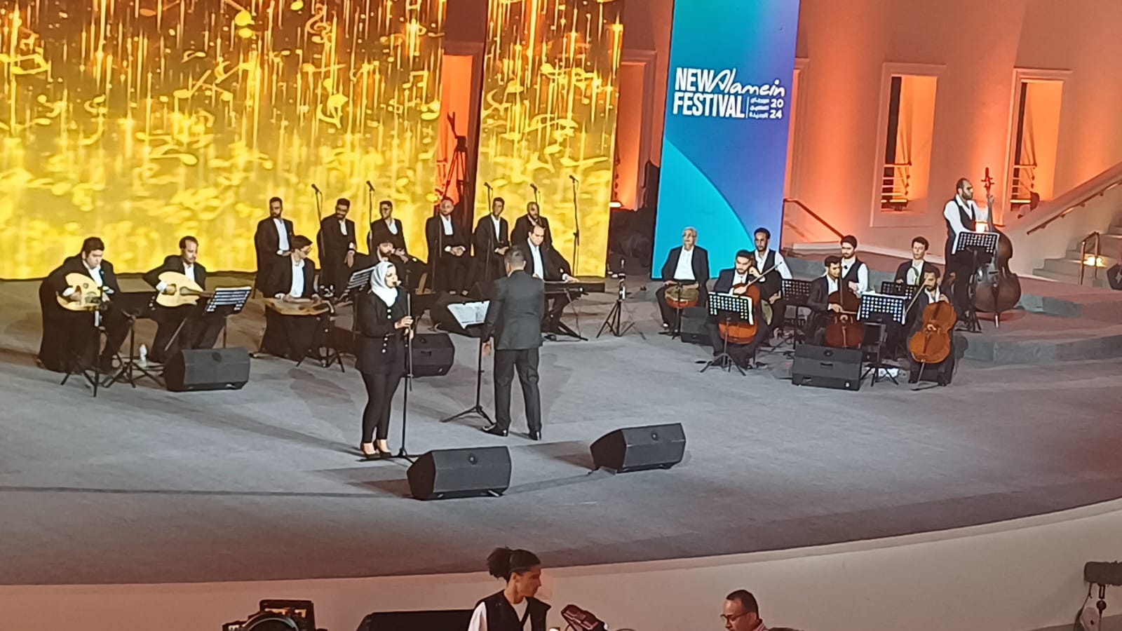 الفرقة المصرية للموسيقى والغناء تقدم أغنية زي العسل لصباح بحفل مهرجان العلمين الجديدة (3)