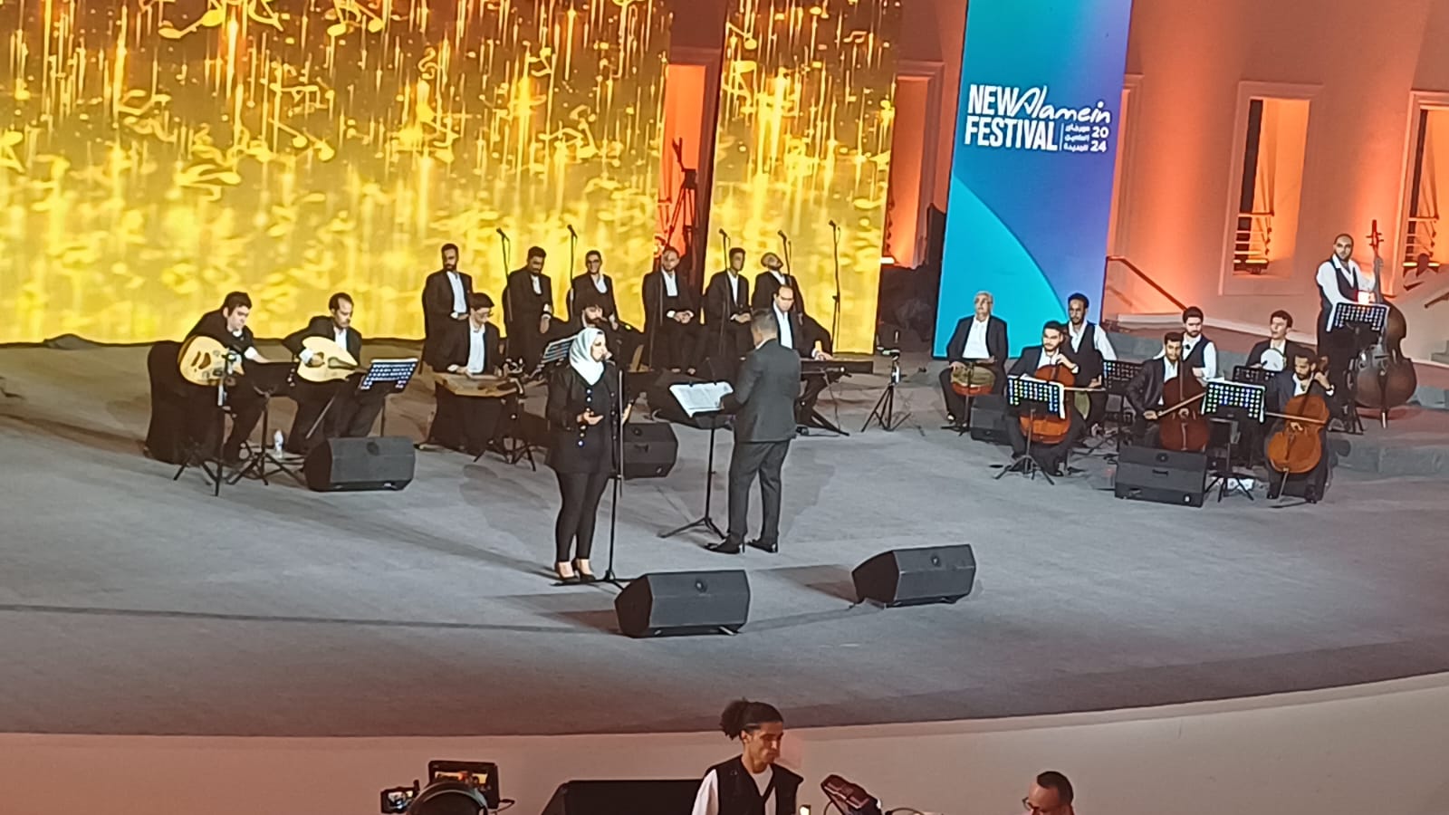الفرقة المصرية للموسيقى والغناء تقدم أغنية زي العسل لصباح بحفل مهرجان العلمين الجديدة (1)