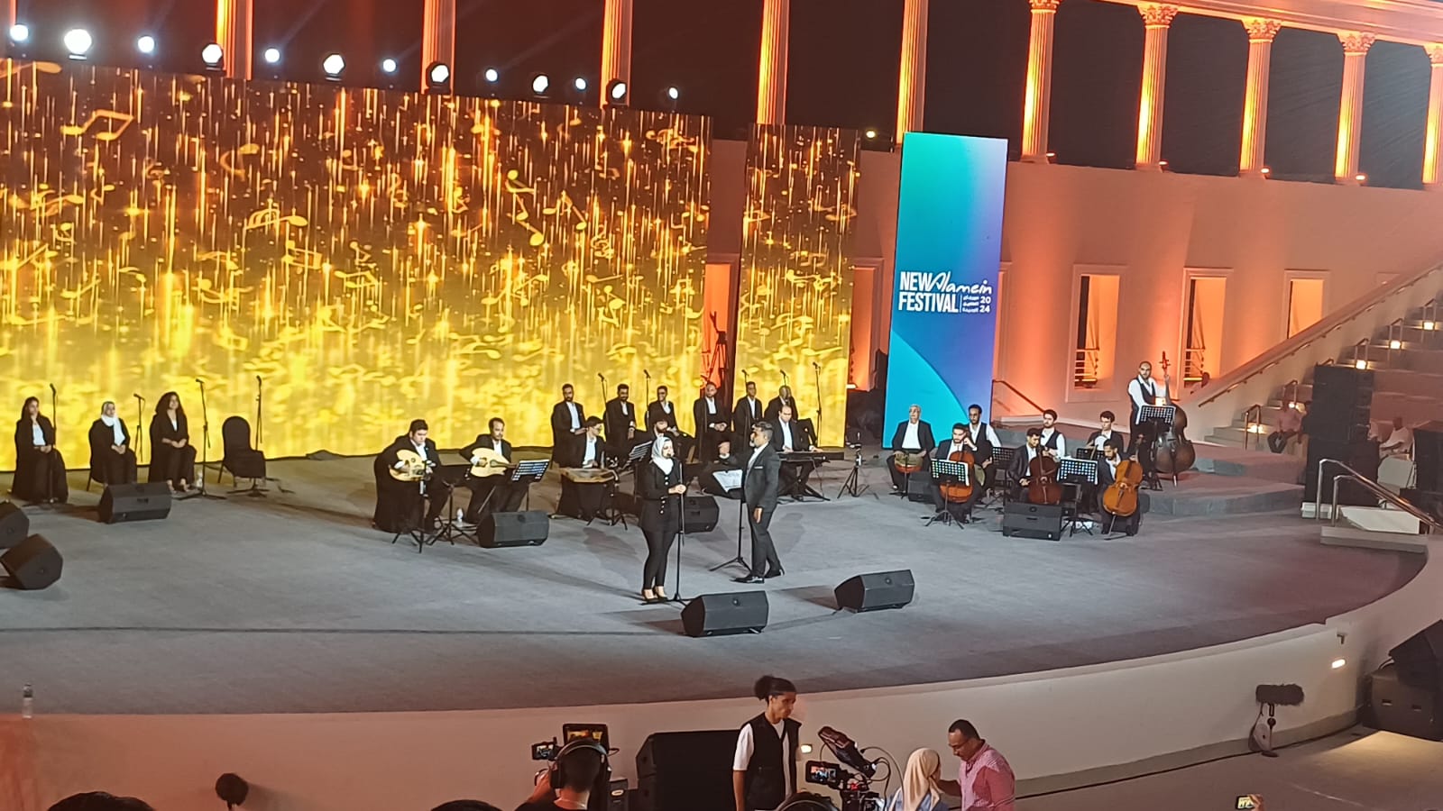 الفرقة المصرية للموسيقى والغناء تقدم أغنية زي العسل لصباح بحفل مهرجان العلمين الجديدة (4)