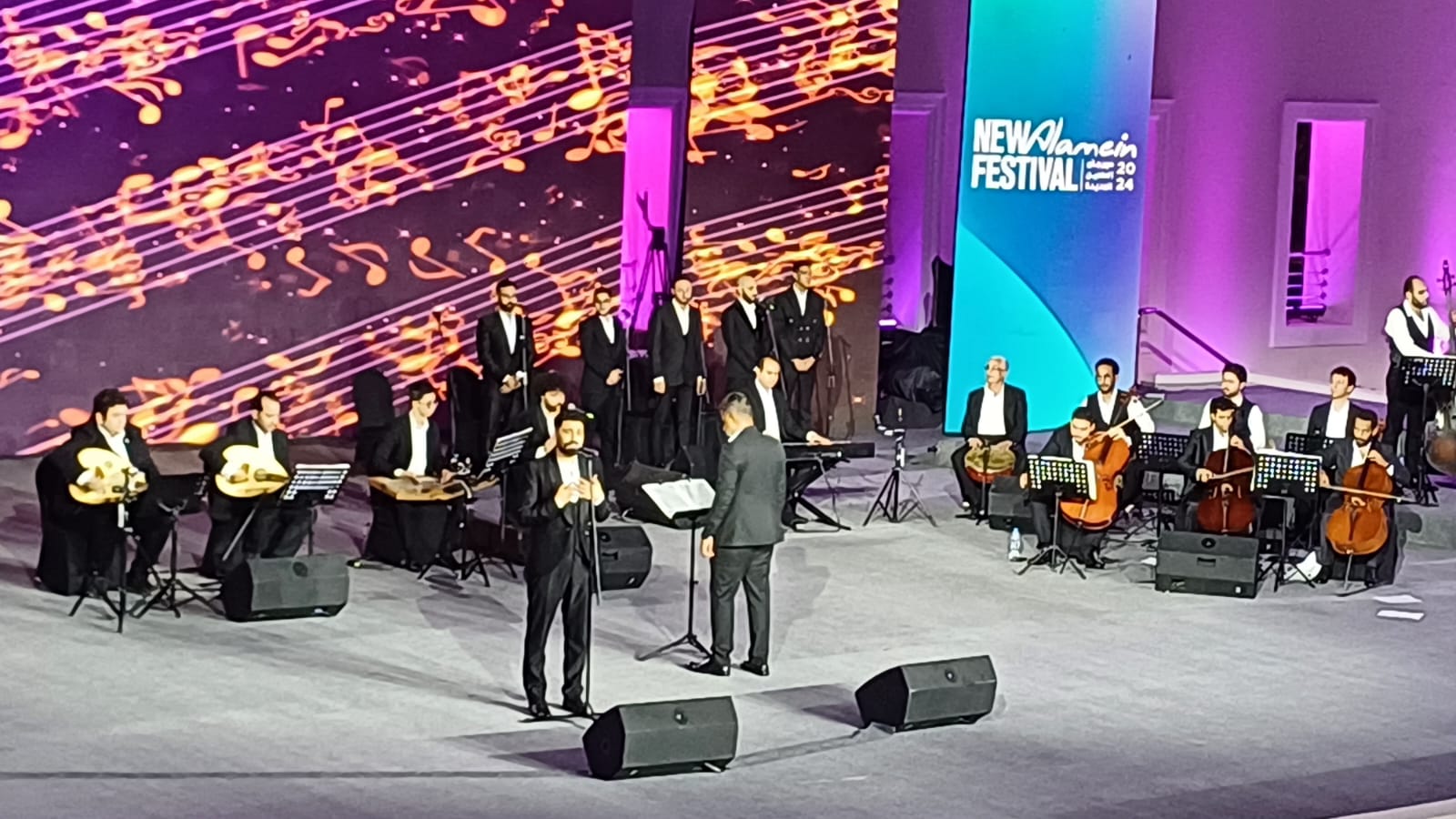 الفرقة المصرية للموسيقى والغناء تتألق بأغاني العندليب بمهرجان العلمين الجديدة (2)