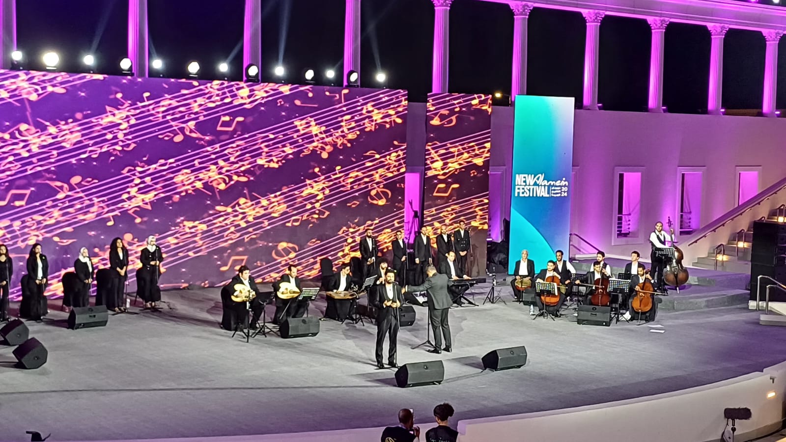 الفرقة المصرية للموسيقى والغناء تتألق بأغاني العندليب بمهرجان العلمين الجديدة (3)
