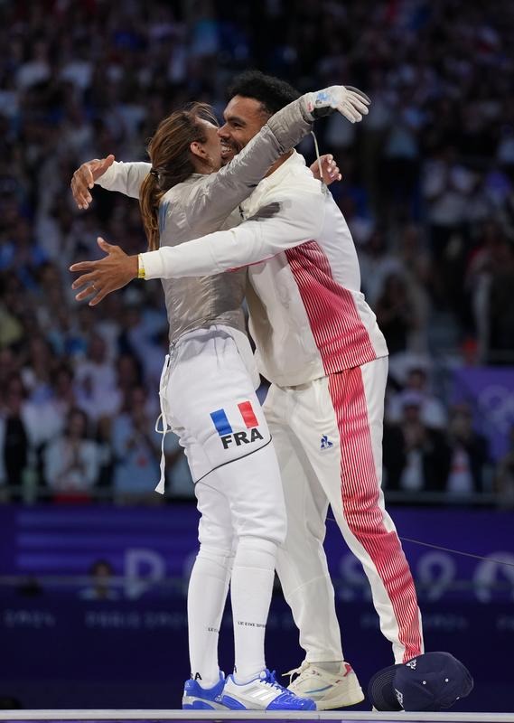 فرحة الفوز بميدالية فرنسية فى اولمبياد باريس