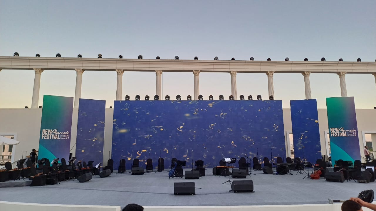المسرح الروماني يستعد لحفل روائع الموسيقار بليغ حمدي بمهرجان العلمين الجديدة (1)