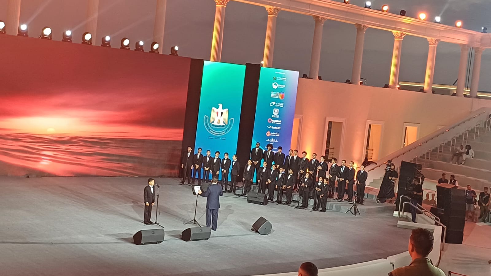 تفاعل جمهور المسرح الروماني مع كورال مركز تنمية المواهب في مهرجان العلمين الجديدة (2)