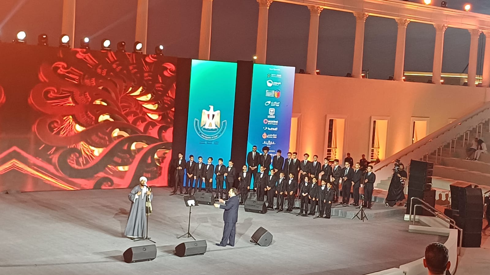 تفاعل جمهور المسرح الروماني مع كورال مركز تنمية المواهب في مهرجان العلمين الجديدة (3)