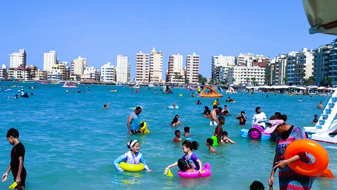 استمتاع المواطنين في شاطئ الفيروز في مطروح