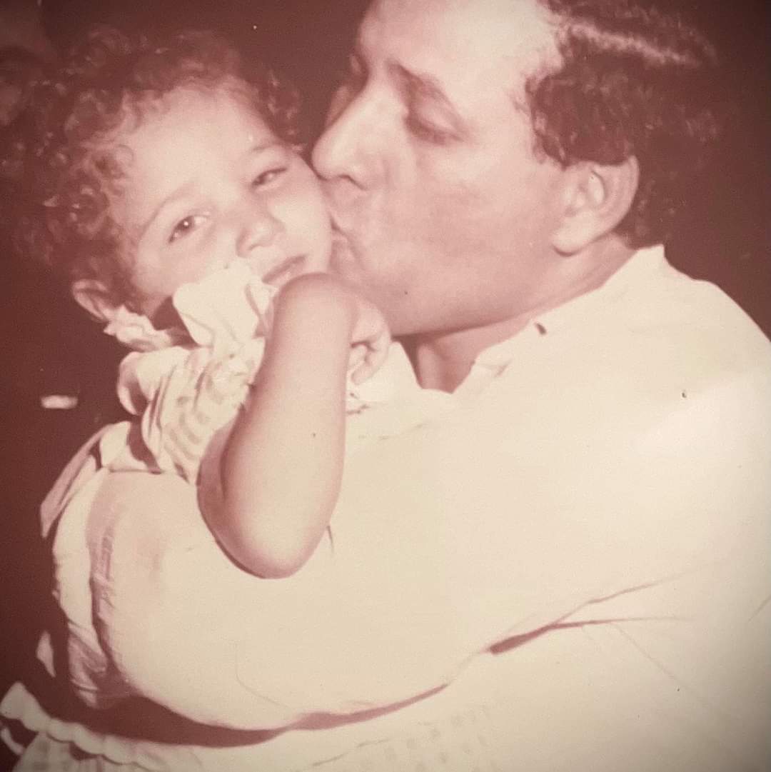 سعيد صالح يحمل ابنته هند