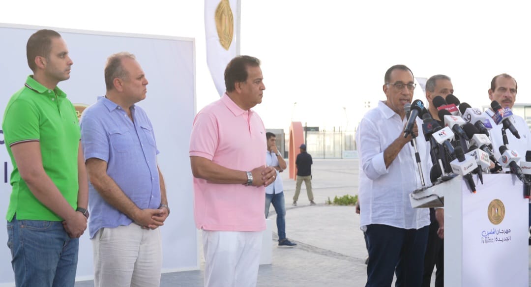 رئيس الوزراء في مهرجان العلمين الجديدة بصحبة أشرف سلمان وعمرو الفقي