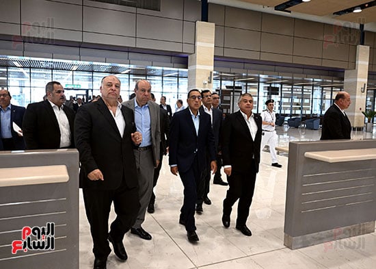 رئيس الوزراء يتفقد مطار برج العرب (15)