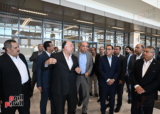 رئيس الوزراء يتفقد مطار برج العرب (17)