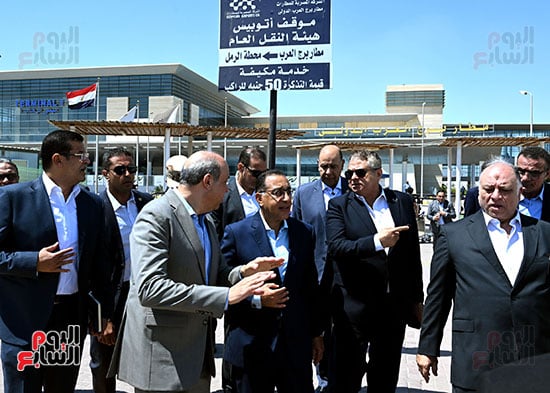 رئيس الوزراء يتفقد مطار برج العرب (3)