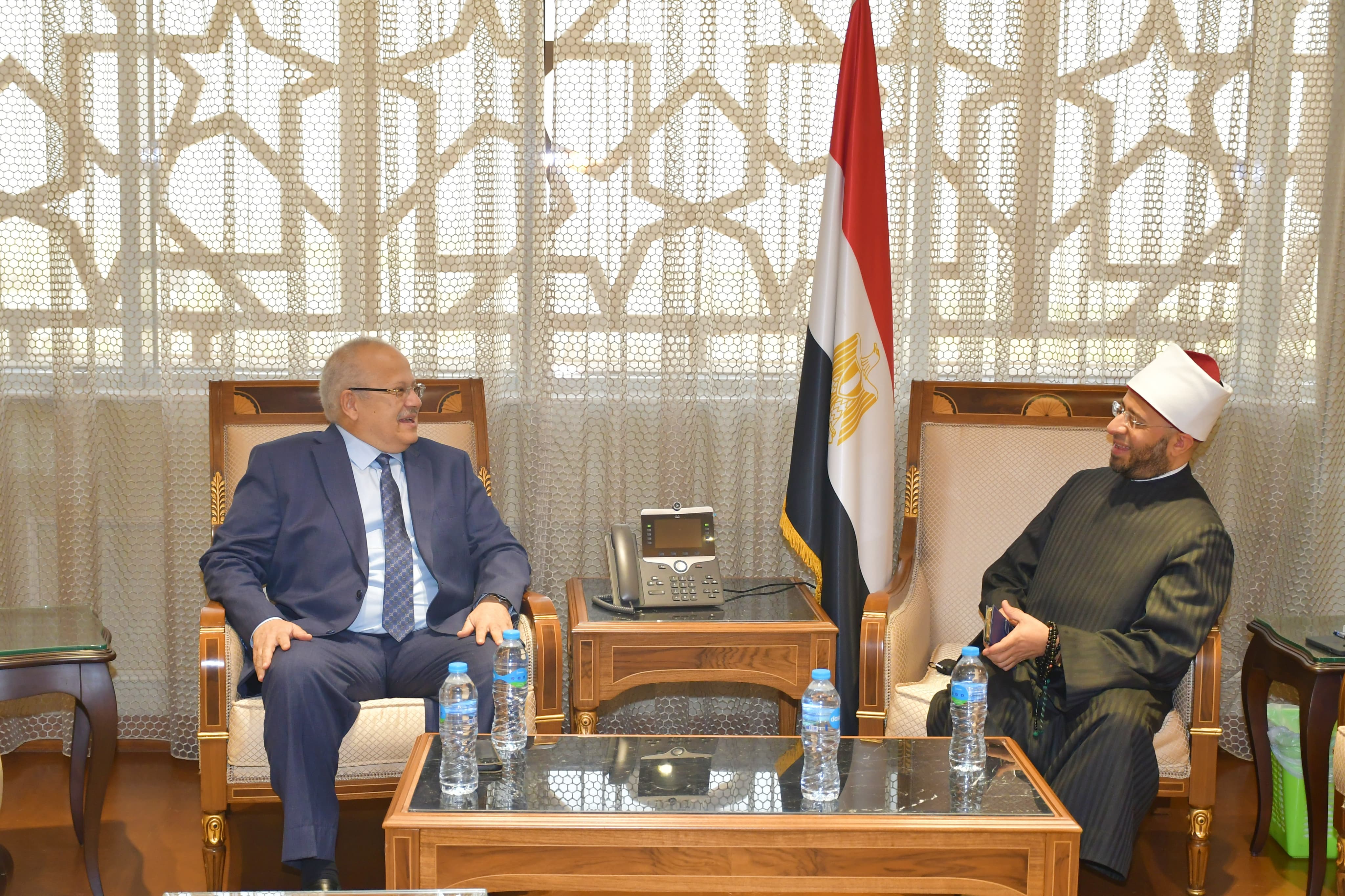 وزير الأوقاف يستقبل رئيس جامعة القاهرة