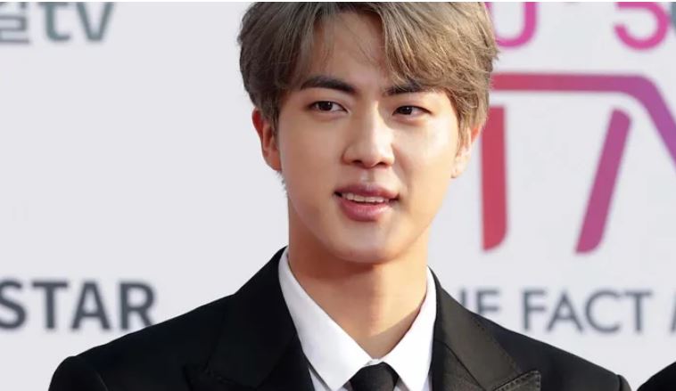 جين عضو فريق BTS يحمل الشعلة في أولمبياد باريس 2024 - اليوم السابع