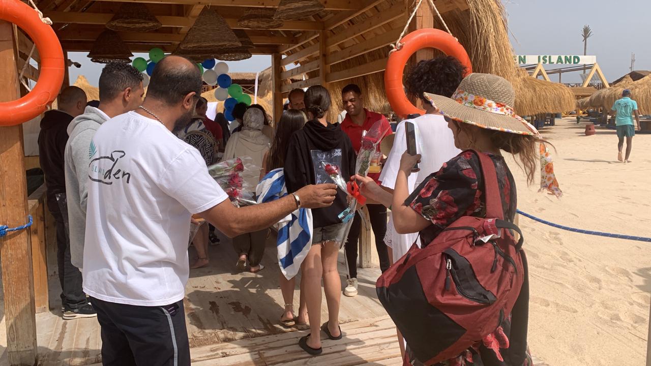 استقبال السياح بالورود على شواطئ الجزر