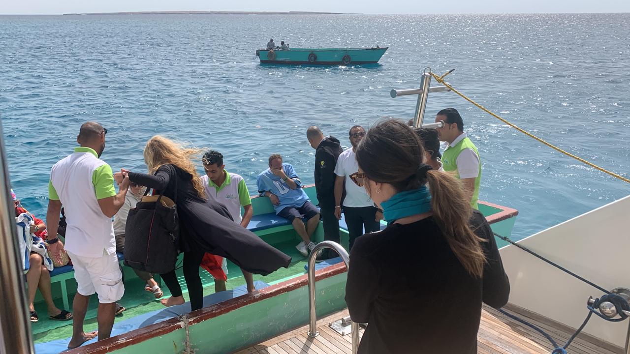 السياح خلال التوجه إلى الجزر