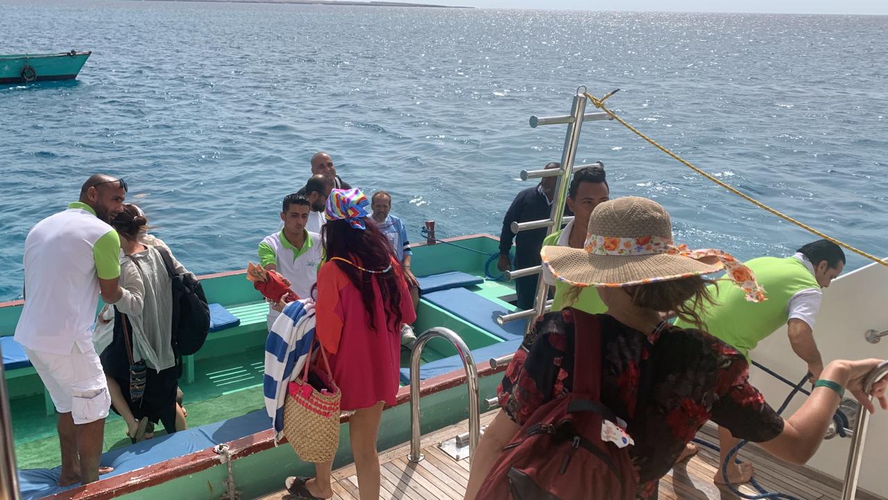 السياح يستعدون لاستقلال الفلوكه للوصول لشاطئ الجزر
