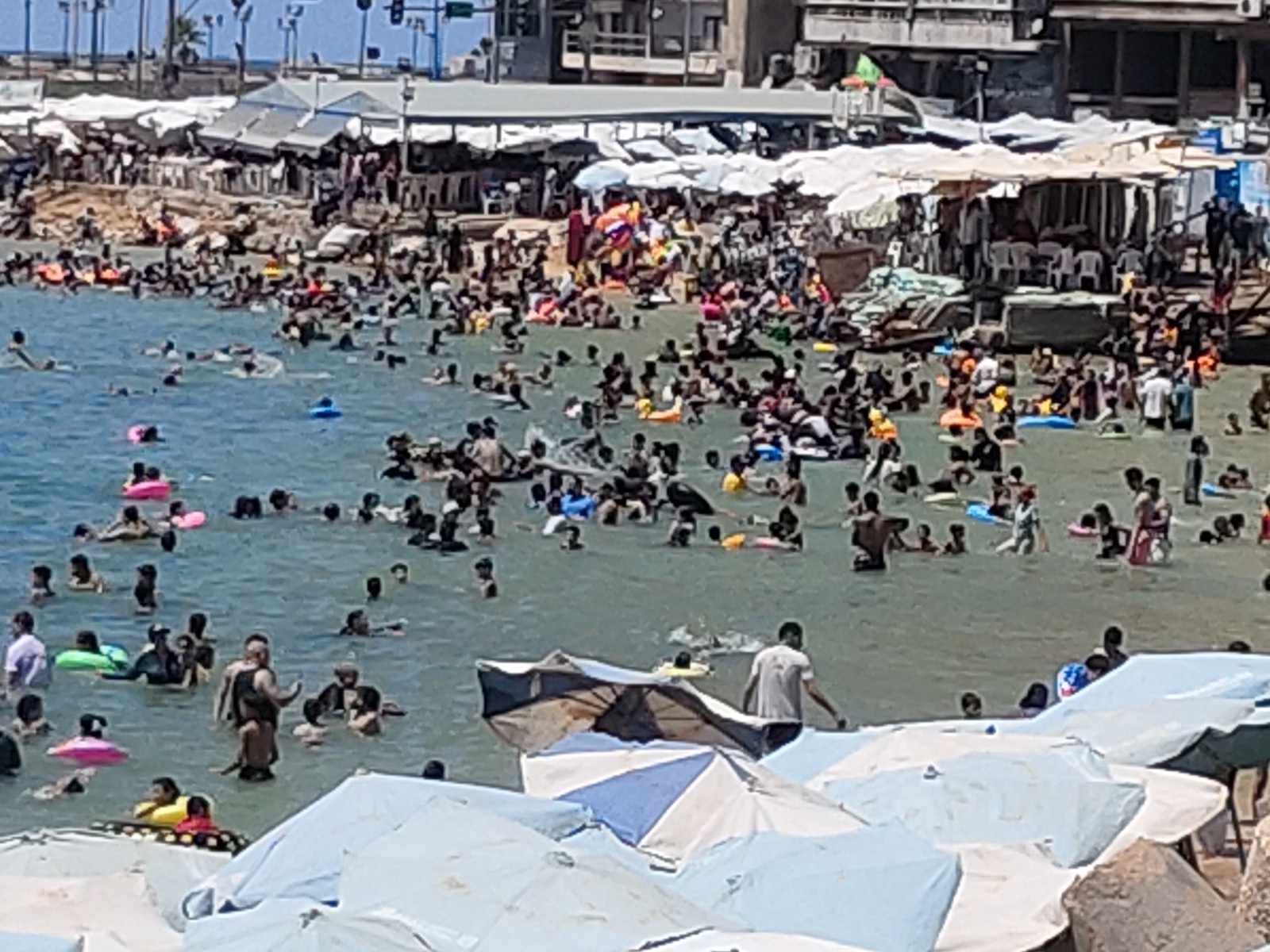 توافد المصيفين على شواطئ الإسكندرية