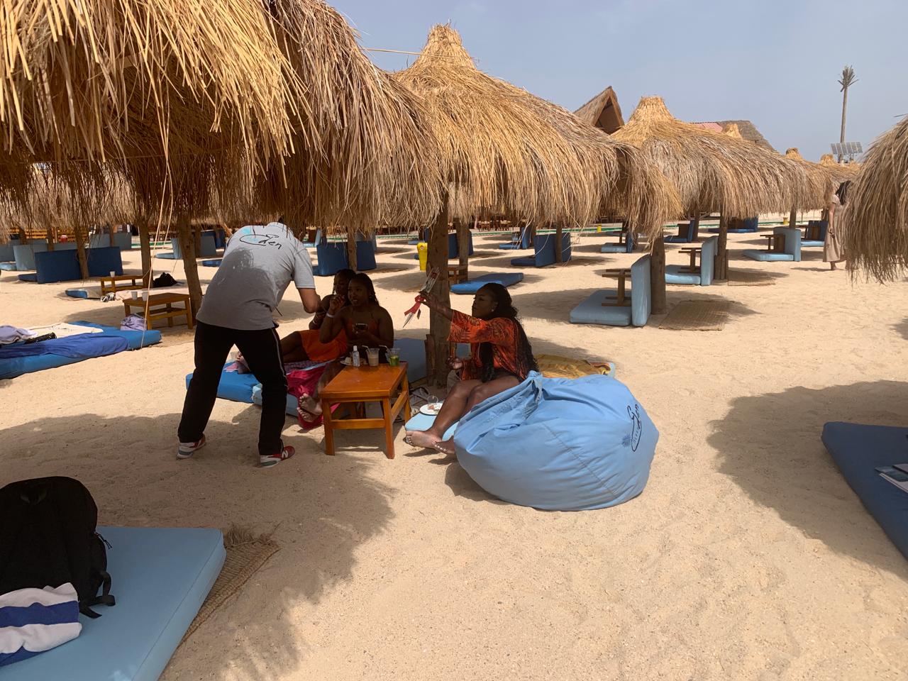 تقديم الورود للسياح 