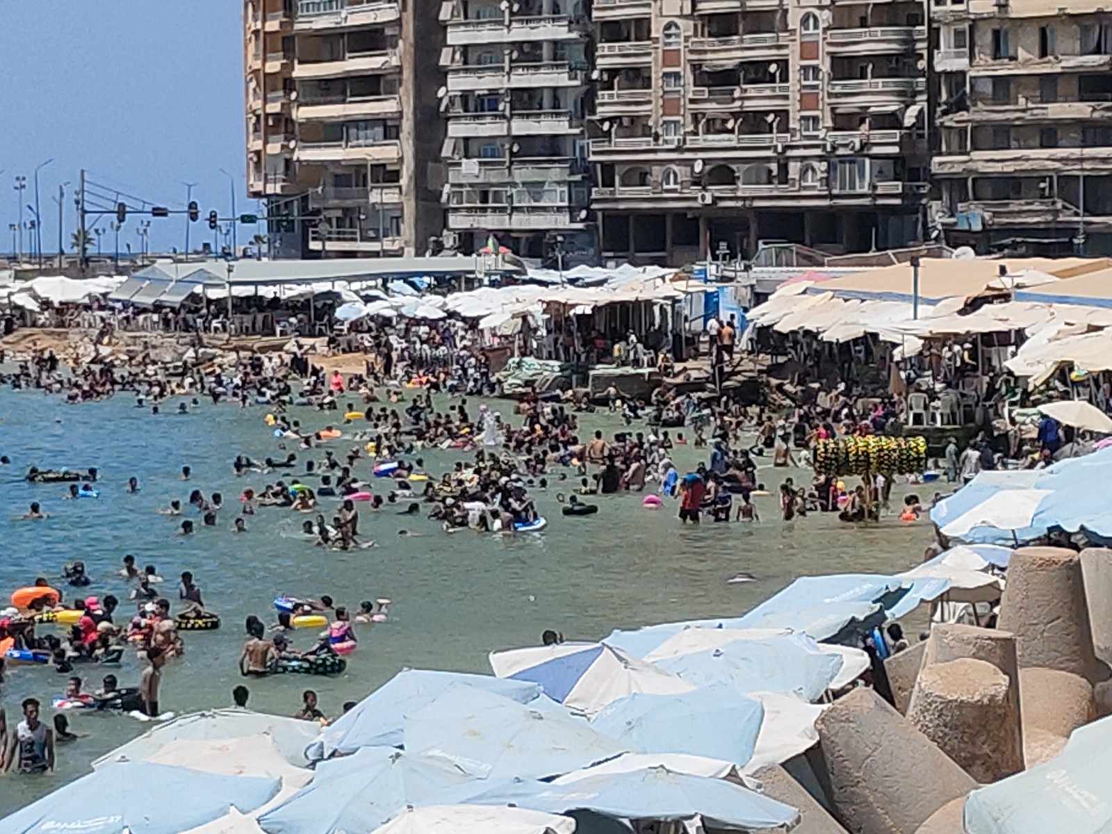 اعداد كبيرة من المواطنين داخل شواطئ الإسكندرية