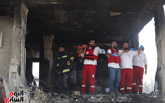 فلسطينيون يبحثون عن مفقودين تحت أنقاض مبنى مدمر
