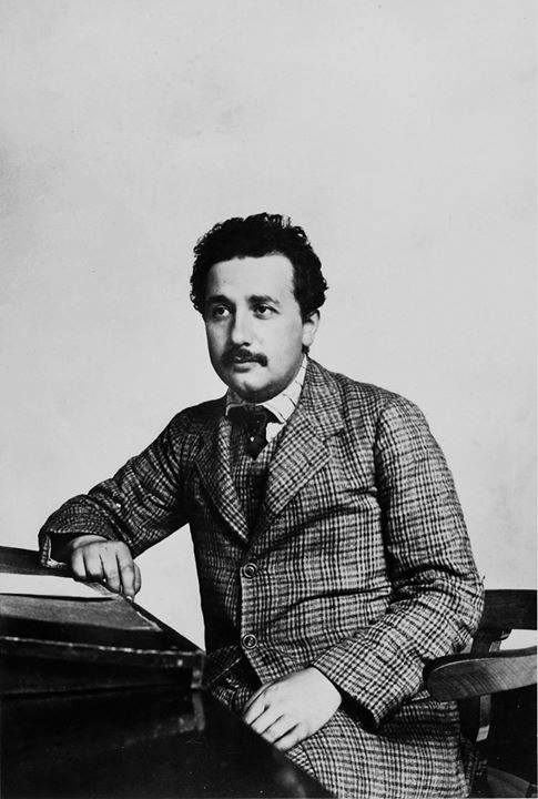اينشتاين عام 1904