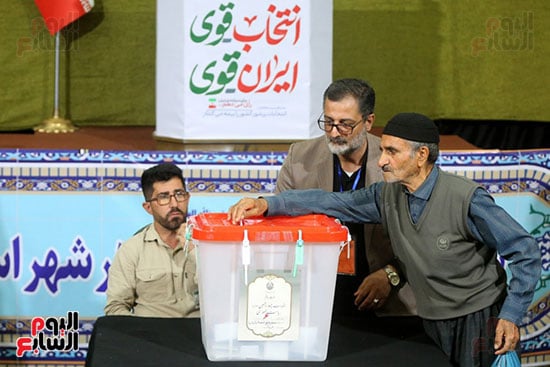 مسن يدلى بصوتة فى الانتخابات الإيرانية