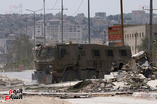 مركبة  أثناء عملية عسكرية إسرائيلية في مدينة جنين بالضفة الغربية