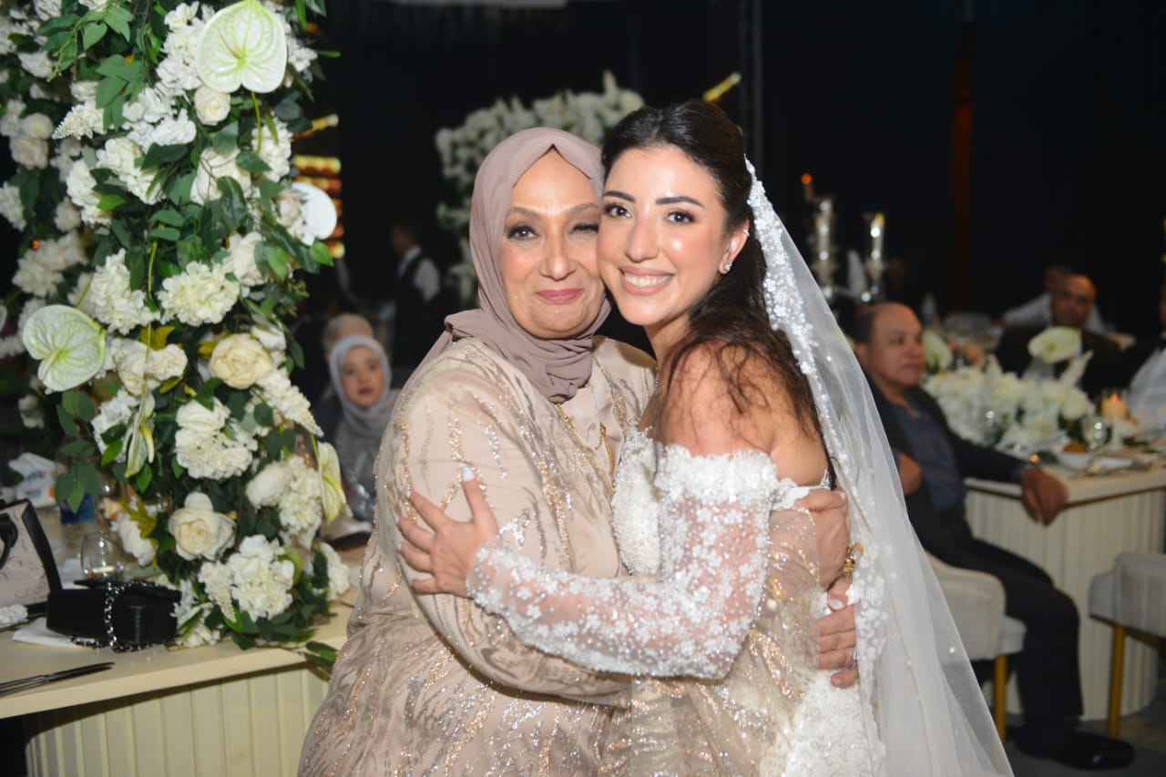 العروس كريمان نور مع والدة العريس نبيه صفوت